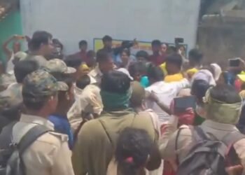 वन विभाग की टीम पर हमला: 166 अतिक्रमणकारियों को गिरफ्तार करने पहुंची थी टीम