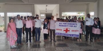 विश्व रेड क्रॉस दिवस पर छात्र-छात्राओं ने ली रेड क्रॉस की शपथ, मानवता की सेवा का लिया संकल्प
