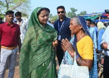 सिलफिली बाजार में मंत्री लक्ष्मी राजवाड़े ने औचक भ्रमण कर आमजन से किया सीधा संवाद