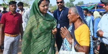 सिलफिली बाजार में मंत्री लक्ष्मी राजवाड़े ने औचक भ्रमण कर आमजन से किया सीधा संवाद