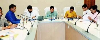 प्रगतिरत विकास कार्याे को समय पर पूर्ण करें, अप्रारंभ कार्याे को शीघ्र प्रारंभ करायें:उद्योग मंत्री