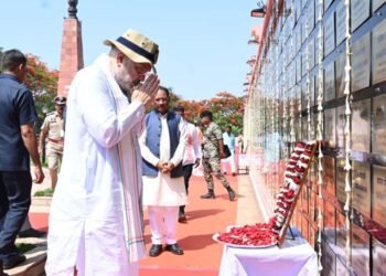 अमित शाह ने अमर वाटिका में शहीदों को दी श्रद्धांजलि, परिजनों से की मुलाकात