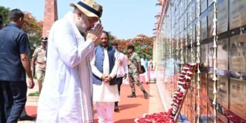 अमित शाह ने अमर वाटिका में शहीदों को दी श्रद्धांजलि, परिजनों से की मुलाकात
