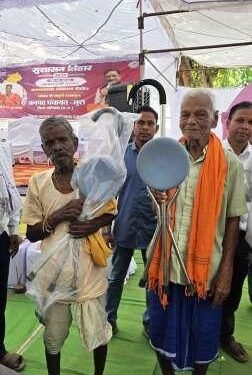 समाज कल्याण विभाग द्वारा भगवान दास और बिसाहू राम को प्रदान की गई छड़ी