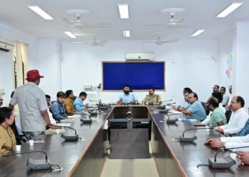 स्कूली बच्चों की सुरक्षा सर्वाेच्च प्राथमिकता, सड़क सुरक्षा नियमों का अनिवार्य पालन करें : कलेक्टर व्यास
