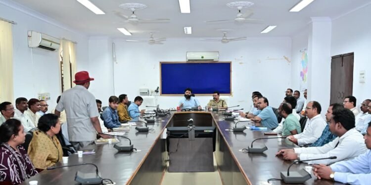 स्कूली बच्चों की सुरक्षा सर्वाेच्च प्राथमिकता, सड़क सुरक्षा नियमों का अनिवार्य पालन करें : कलेक्टर व्यास