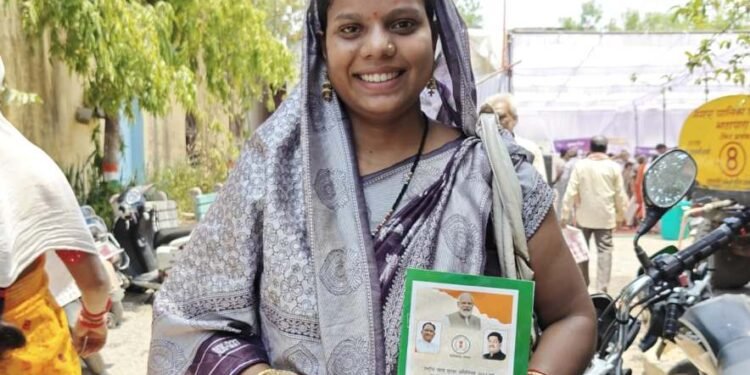 राशन कार्ड मिलने से सुनीता के चेहरे पर लौटी मुस्कान