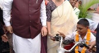 विधानसभा अध्यक्ष डॉ. रमन सिंह ने दिव्यांग मनीष को प्रदान की मोटराईज्ड ट्रायसायकल