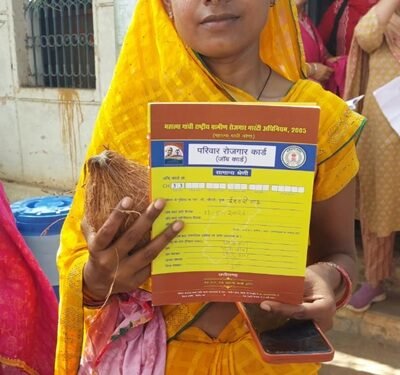 जॉब कार्ड बना ईश्वरी के परिवार की नई उम्मीद,मनरेगा से गांव में मिलेगा रोजगार