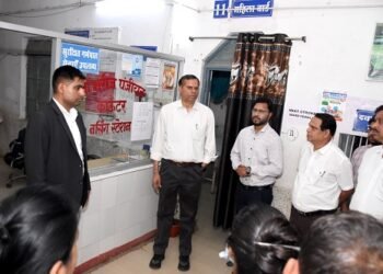 संभागायुक्त एवं कलेक्टर ने छुरिया में सामुदायिक स्वास्थ्य केन्द्र एवं जनपद पंचायत कार्यालय का किया आकस्मिक निरीक्षण