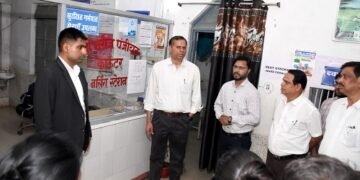 संभागायुक्त एवं कलेक्टर ने छुरिया में सामुदायिक स्वास्थ्य केन्द्र एवं जनपद पंचायत कार्यालय का किया आकस्मिक निरीक्षण