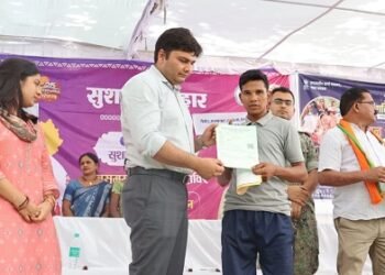 समाधान शिविर में पुनर्वासित युवाओं और ग्रामीणों को मिला योजनाओं का लाभ