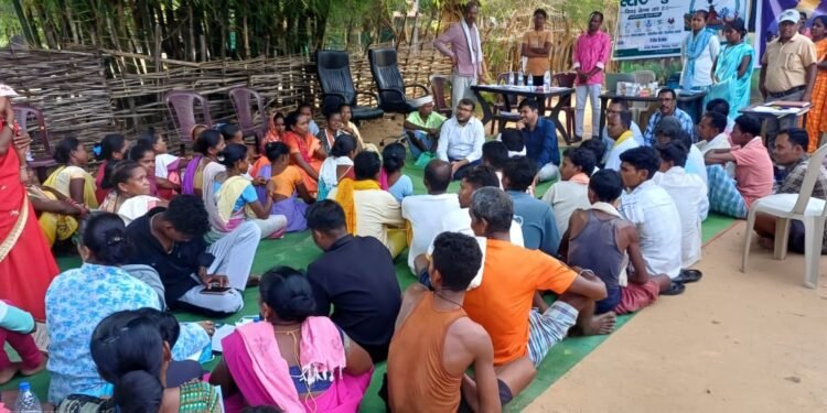 सुदूर गांवों में पेड़ के नीचे सजी चौपाल, मौके पर ही हुआ समस्याओं का समाधान