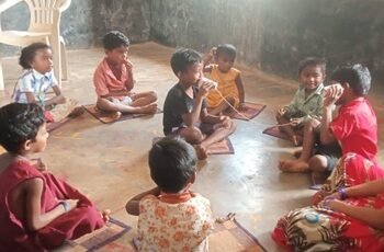 बस्तर की आंगनबाड़ियों में खेल-खेल में विज्ञान, कला और आत्मविश्वास की नई उड़ान