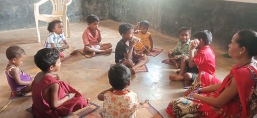 बस्तर की आंगनबाड़ियों में खेल-खेल में विज्ञान, कला और आत्मविश्वास की नई उड़ान