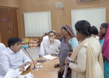 जनदर्शन में कलेक्टर कुणाल दुदावत ने सुनी आमनागरिकों की समस्याएं