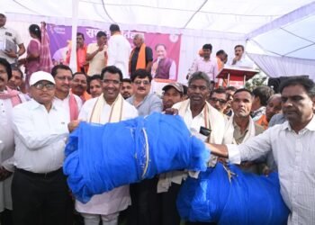 सुशासन तिहार में मछली पालक किसान नारायण व तीरथ को मिला शासन की योजनाओं का लाभ