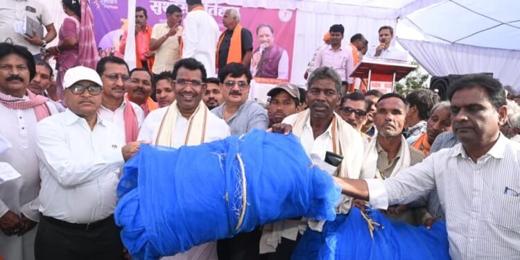 सुशासन तिहार में मछली पालक किसान नारायण व तीरथ को मिला शासन की योजनाओं का लाभ