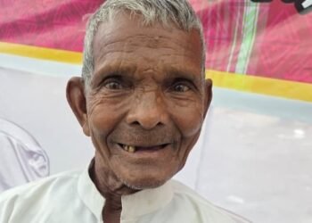 रामभरोसा ने बच्चों की शिक्षा के लिए दो एकड़ निजी भूमि स्कूल और छात्रावास (आश्रम) निर्माण के लिए किया था दान