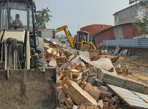 कमोदा बिहार रिसार्ट के अतिक्रमण पर चला बुलडोजर