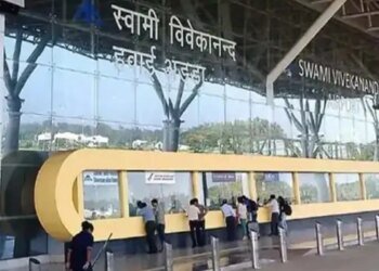 रायपुर एयरपोर्ट के रनवे पर पहुंचा बंदर:लखनऊ-रायपुर फ्लाइट की लैंडिंग के दौरान घटना