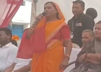 बलरामपुर में अधिकारियों पर मंच से भड़कीं विधायक शकुंतला पोर्ते