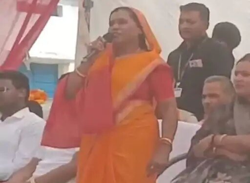 बलरामपुर में अधिकारियों पर मंच से भड़कीं विधायक शकुंतला पोर्ते