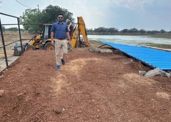 ग्राम मरमुंदा के तालाब किनारे अवैध दुकान निर्माण पर चला प्रशासन का बुलडोजर