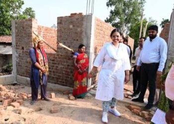 ’कलेक्टर रोक्तिमा ने निर्माणाधीन घर देखकर कहा-अब पक्की छत देगी सुकून की छांव’