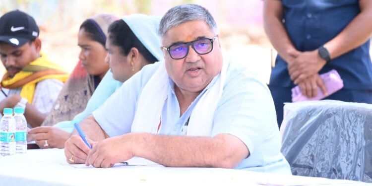 जनदर्शन में मंत्री राजेश अग्रवाल ने सुनी ग्रामीणों की समस्याएं