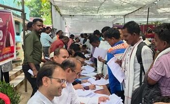 फिल्म भूलन-द-मेज के लिए प्रसिद्ध गाँव मौंहाभाठा में जिला प्रशासन ने लगाया जनसमस्या निवारण शिविर