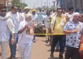 धमतरी में महंगाई के विरोध में उतरे कांग्रेसी:कार और बाइक को रस्सी से खींचकर पेट्रोल पंप पहुंचे, बोले- जनता हो रही परेशान