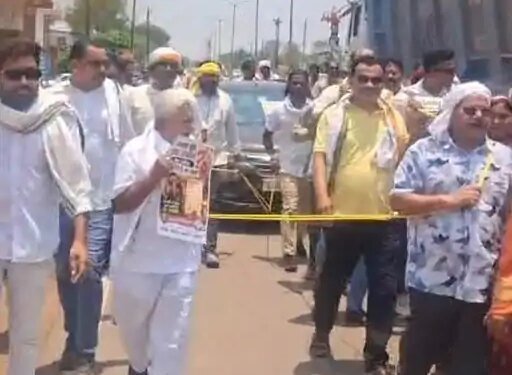 धमतरी में महंगाई के विरोध में उतरे कांग्रेसी:कार और बाइक को रस्सी से खींचकर पेट्रोल पंप पहुंचे, बोले- जनता हो रही परेशान