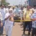 धमतरी में महंगाई के विरोध में उतरे कांग्रेसी:कार और बाइक को रस्सी से खींचकर पेट्रोल पंप पहुंचे, बोले- जनता हो रही परेशान