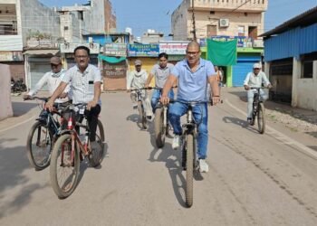 निगम आयुक्त ने साइकिल से किया वैशाली नगर का निरीक्षण, व्यवस्थाओं का लिया जायजा