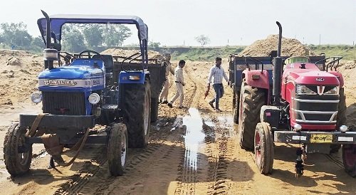 बस्तर में रेत का अवैध परिवहन करते 4 वाहन जब्त