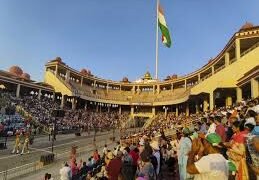 अटारी बॉर्डर पर रिट्रीट सेरेमनी का समय बदला:अब शाम 6 से 6:30 बजे तक होगी, आज से नई टाइमिंग लागू; हजारों लोग पहुंचते हैं