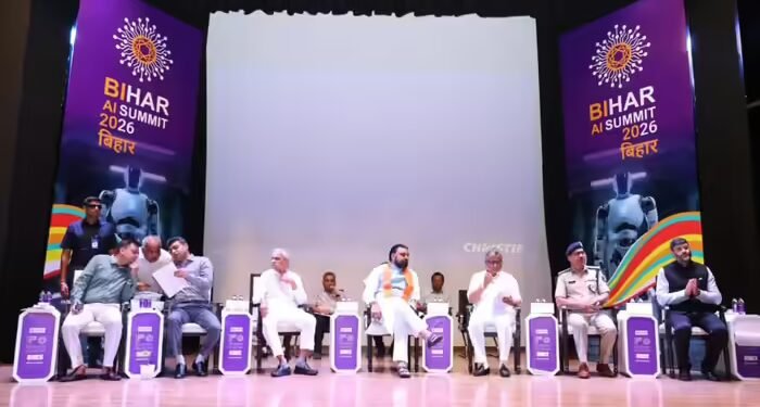 पटना में AI शिखर सम्मेलन में रोके जाने पर भड़के छात्र, DM-SSP के सामने जमकर हंगामा