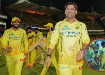 एमएस धोनी कुर्सी उठाकर जा रहे थे, फिर उर्विल पटेल ने जो किया, उसे ही संस्कार कहते हैं