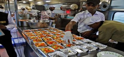 पेट्रोल-डीजल के दाम में बढ़ोतरी के बाद ट्रेन का खाना महंगा होगा? रेलवे कैटरर्स की मांग पढ़िए