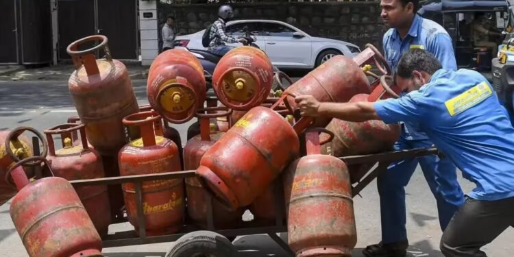 60 दिनों का पेट्रोल-डीजल और 45 दिनों की रसोई गैस बाकी, सरकार ने कहा- चिंता करने की कोई जरूरत नहीं