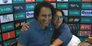 रमीज रजा से PSL कमेंट्री में मुस्कुराकर गले लगी महिला क्रिकेटर, पाकिस्तान-अफगानिस्तान-भारत तक मचा बवाल