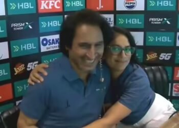 रमीज रजा से PSL कमेंट्री में मुस्कुराकर गले लगी महिला क्रिकेटर, पाकिस्तान-अफगानिस्तान-भारत तक मचा बवाल