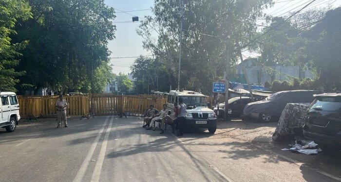 भोपाल के मानस भवन के पास चल रहा प्रशासन का बुलडोजर, 70 साल पुरानी बस्ती हटाने की कार्रवाई शुरू, छावनी में बदला इलाका