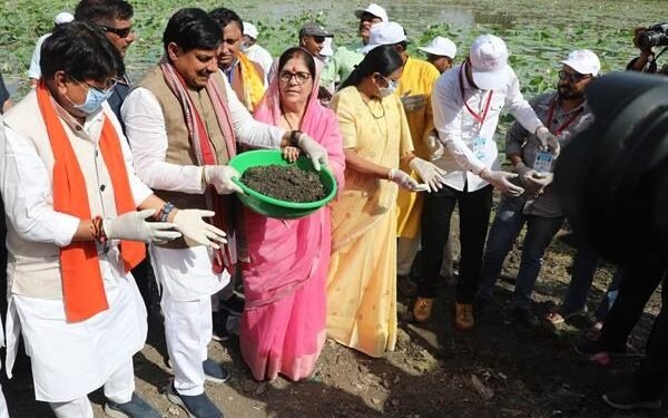 मुख्यमंत्री डॉ. यादव ने गंगा दशहरा पर देवी सागर तालाब में किया श्रमदान
