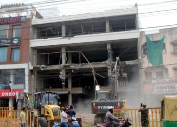 नगर निगम ने अशोका गार्डन में 4 मंजिला भवन ढहाया; कांग्रेस का आरोप- ‘चुनाव कार्यालय था, इसलिए राजनीतिक दबाव में तोड़ा’