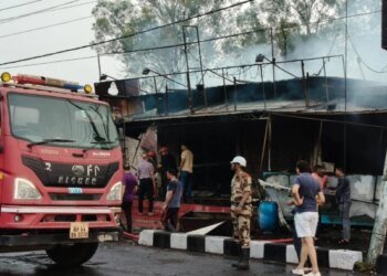 भोपाल के कोहेफिजा में पटाखा दुकानों में लगी भीषण आग, बगल में पेट्रोल पंप होने से मचा हड़कंप, रोका गया इंदौर-भोपाल हाईवे