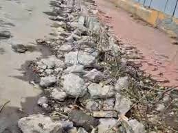 मानसून सिर पर…भोपाल में इंतजाम नहीं:ज्योति टॉकीज के पास 1 साल से धंसी सड़क ठीक नहीं