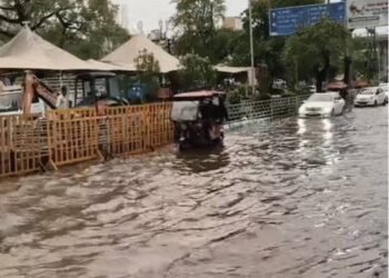 भोपाल में खुदी सड़कें, जलभराव का खतरा:मेट्रो-10 लेन की वजह से दिक्कतें