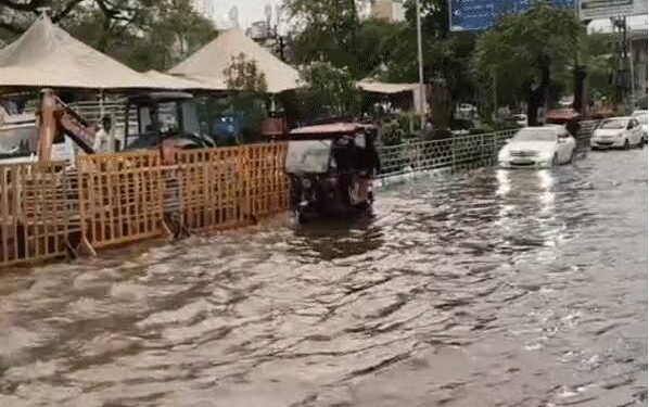 भोपाल में खुदी सड़कें, जलभराव का खतरा:मेट्रो-10 लेन की वजह से दिक्कतें